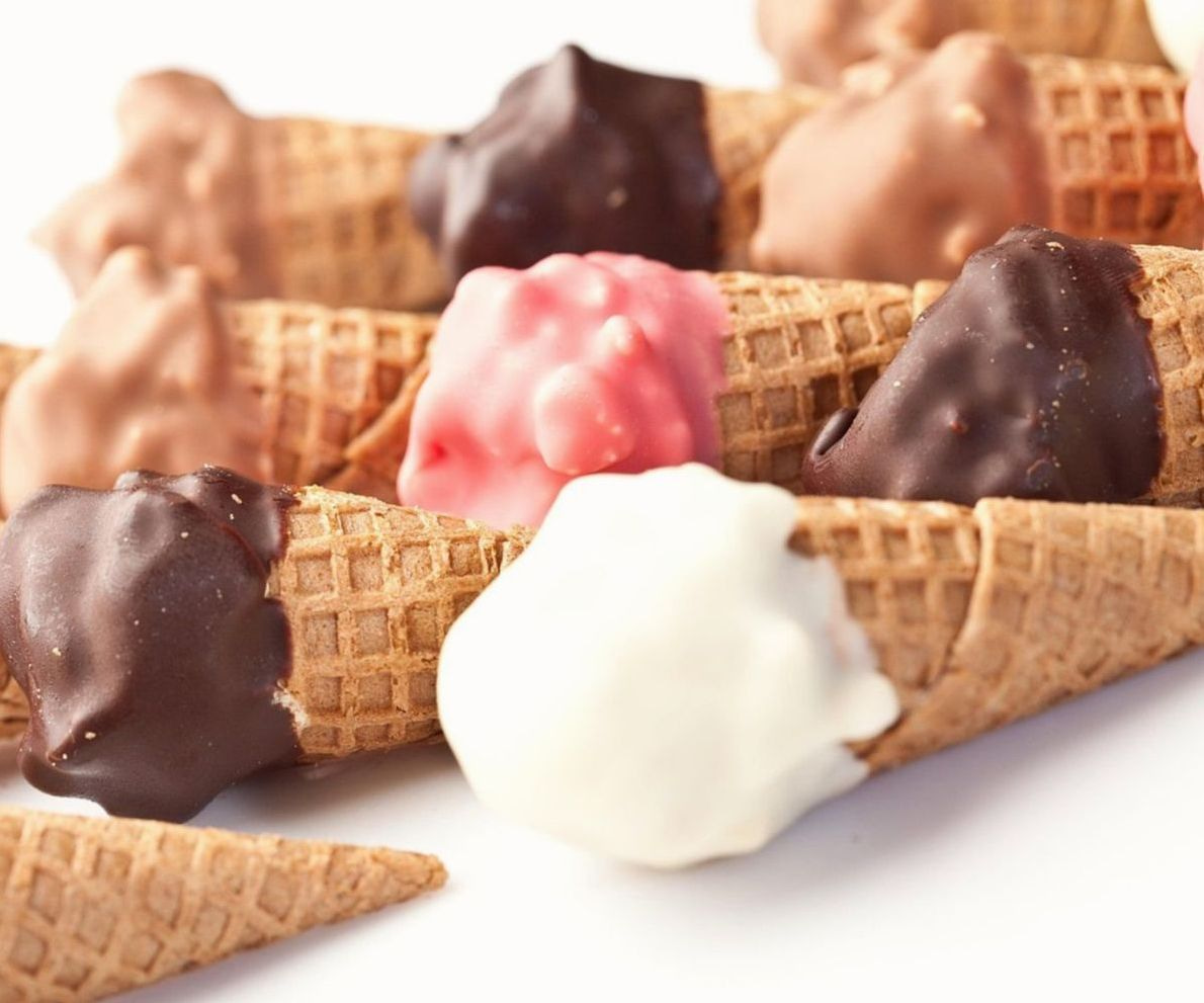 Manos preparando mezcla de helado en la heladería