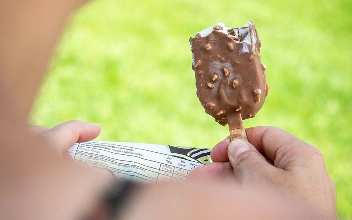 Un cono de gelato artesanal con cobertura de chocolate derretido